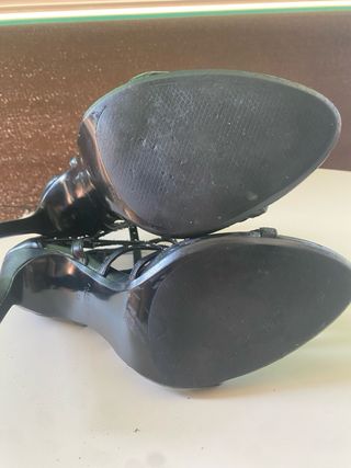 Botín negro gladiador con tachuelas