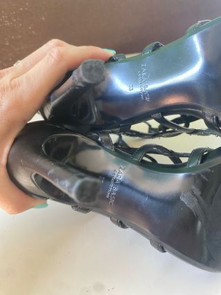 Botín negro gladiador con tachuelas