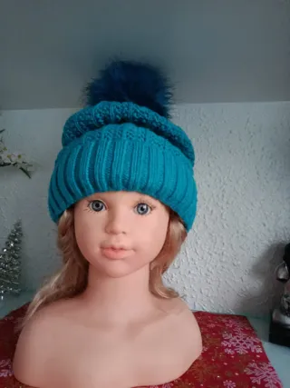 Gorro azul con pompón