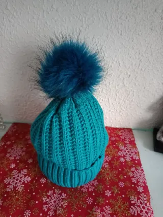Gorro azul con pompón