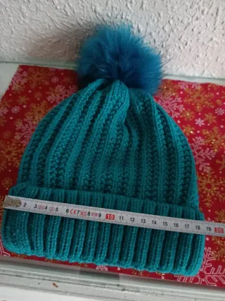 Gorro azul con pompón