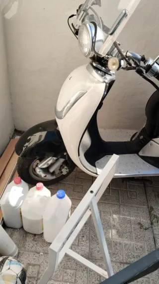 Moto Escúter 125cc Blanca y Negra