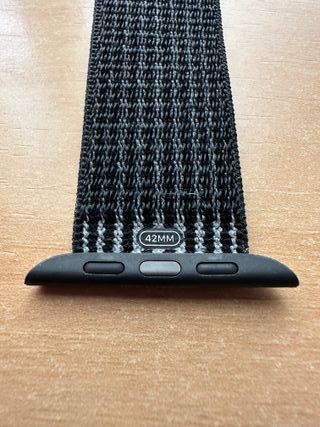 Apple Watch X Nike 42mm. Black/Pure Platinum Loop