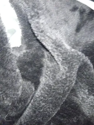 Chaqueta gris con detalles reflectantes