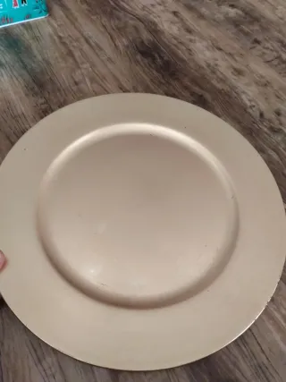 Dos bajo platos dorados