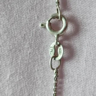 Cadena plata y mariposa colgante