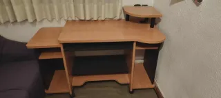 Escritorio madera con bandeja teclado