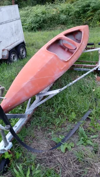 Kayak naranja con remolque
