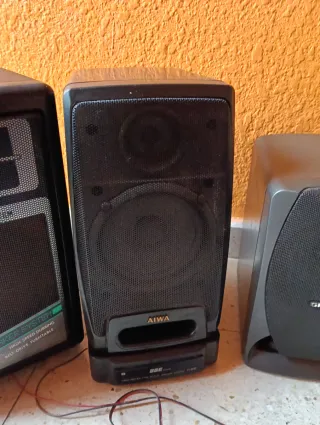 3 altavoces AIWA y GRUNDIG y Philips