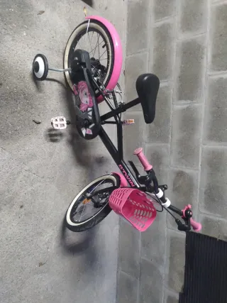 Bicicleta infantil rosa y negra
