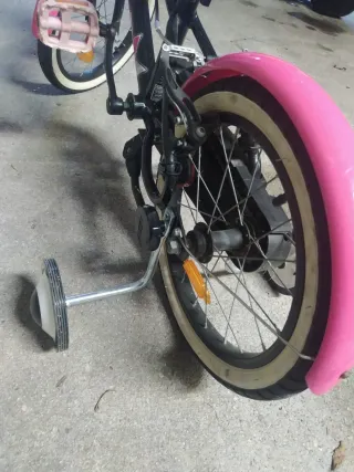 Bicicleta infantil rosa y negra