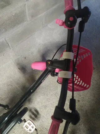 Bicicleta infantil rosa y negra