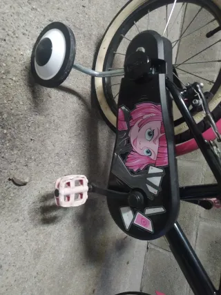 Bicicleta infantil rosa y negra