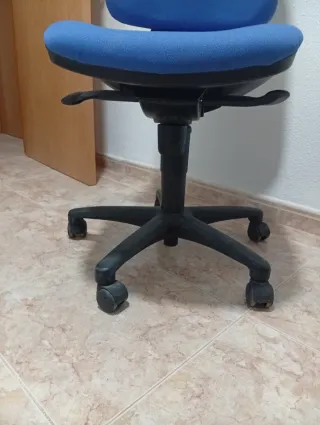 Silla de oficina azul y negra