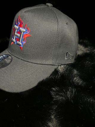 Gorra New Era Houston Negra con Logo H Llamas Fueg