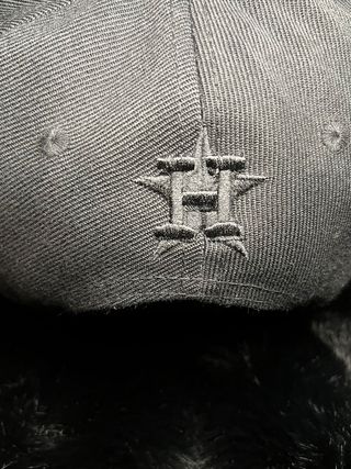 Gorra New Era Houston Negra con Logo H Llamas Fueg