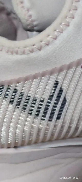 Tenis grises y rosas