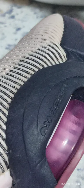 Tenis grises y rosas