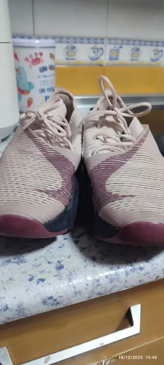 Tenis grises y rosas