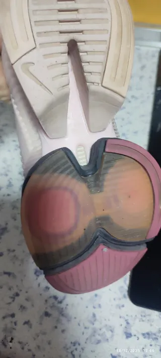 Tenis grises y rosas