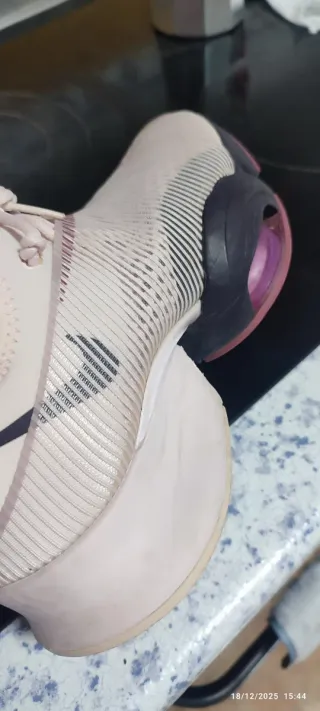 Tenis grises y rosas