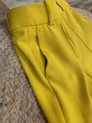 Pantalón vestir amarillo flare