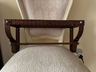 Mensola in metallo con effetto pelle e con barra