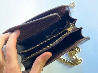 Bolso efecto cocodrilo con cadena dorada