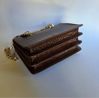 Bolso efecto cocodrilo con cadena dorada