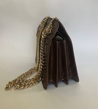 Bolso efecto cocodrilo con cadena dorada