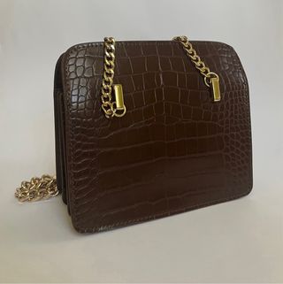 Bolso efecto cocodrilo con cadena dorada