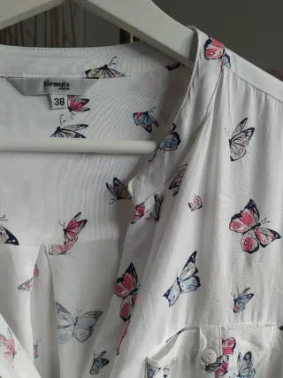 Camisa blanca con mariposas Talla M