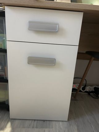 Escritorio completo: mesa, silla y flexo