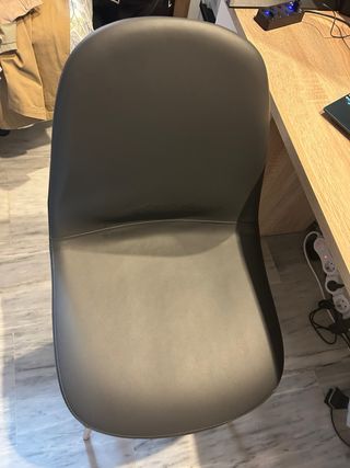 Escritorio completo: mesa, silla y flexo