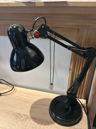 Escritorio completo: mesa, silla y flexo