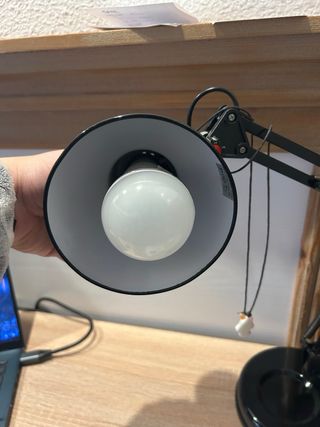 Escritorio completo: mesa, silla y flexo