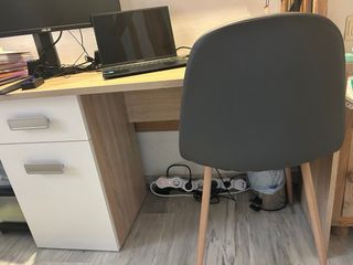 Escritorio completo: mesa, silla y flexo