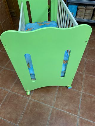 Cuna de bebé verde con dibujo de rana