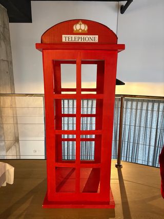 Cabina telefónica roja de cartón