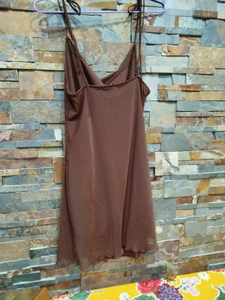 Vestido de fiesta marrón,c/forro,tirante lazo