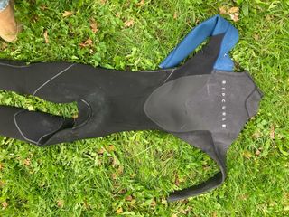 Traje de surf negro y azul ríp curo