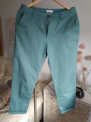 Pantalones negros y verde azulado