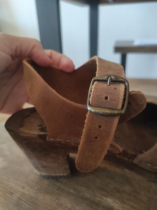 Zuecos de cuero y madera talla 36.