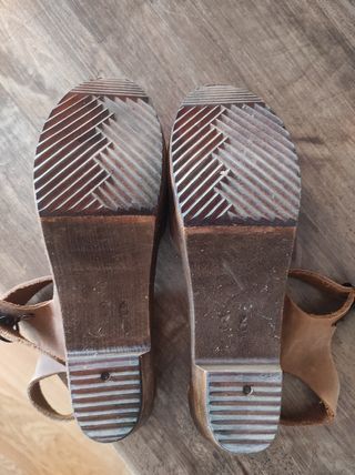 Zuecos de cuero y madera talla 36.