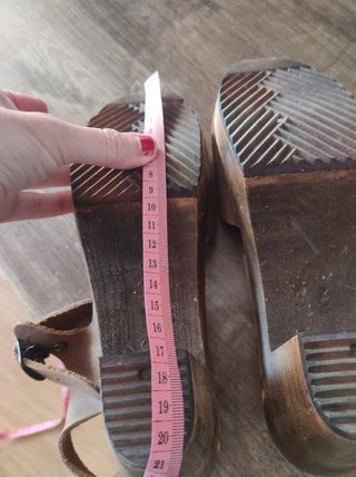 Zuecos de cuero y madera talla 36.