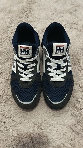 Gorra y zapatillas Helly Hansen