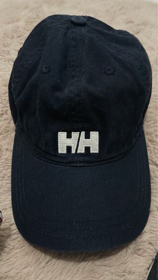 Gorra y zapatillas Helly Hansen