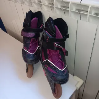 Patines en línea negros y morados
