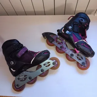 Patines en línea negros y morados