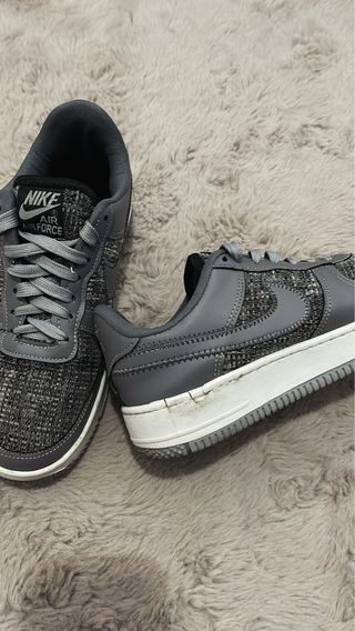 Nike Air Force 1 grises y blancas unisex